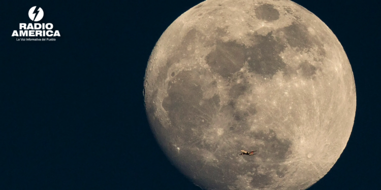 Nombran un cráter de la Luna en honor a la esposa fallecida del comandante de Artemis II