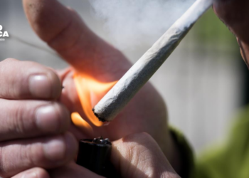 Reino Unido aprueba una ley para prohibir fumar de por vida a los nacidos después del 2008
