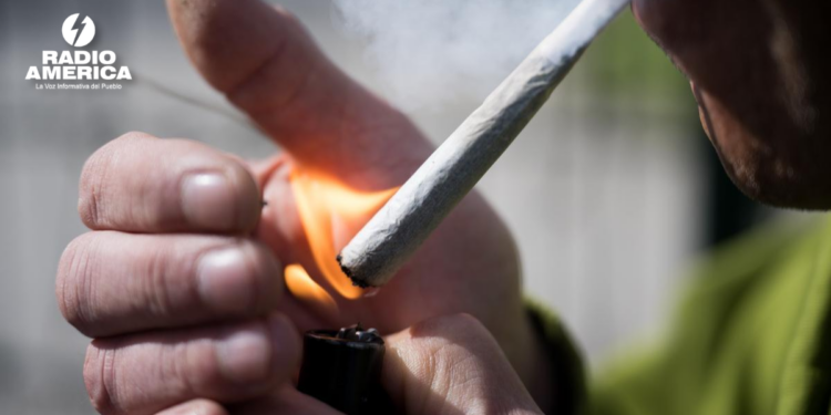 Reino Unido aprueba una ley para prohibir fumar de por vida a los nacidos después del 2008