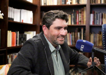 Poeta hondureño Rolando Kattan advierte que leer en digital borra «anclas de la memoria»