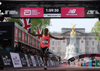 El keniano Sabastian Sawe bate el récord mundial de maratón con 1h59:30