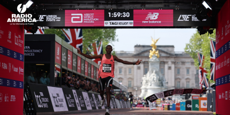 El keniano Sabastian Sawe bate el récord mundial de maratón con 1h59:30