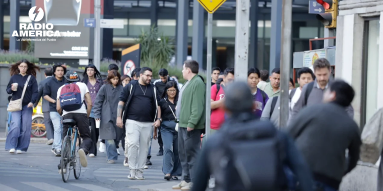 Jóvenes en México se independizan menos y retrasan formar familia, casi la mitad que antes