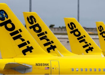 Trabajadores demandan a aerolínea Spirit por impago y no avisarles a tiempo del cierre