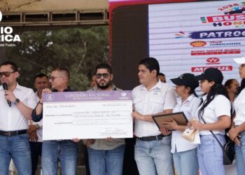 CN entrega L.100.000 y oficializa apoyo anual de L.1,5 millones para asociación de autismo