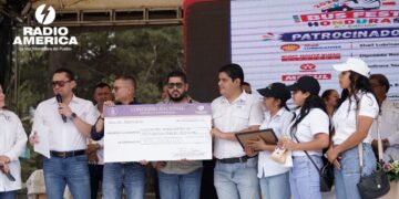 CN entrega L.100.000 y oficializa apoyo anual de L.1,5 millones para asociación de autismo