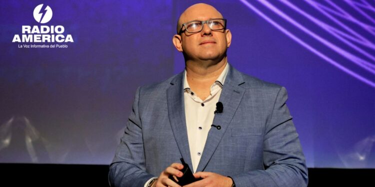 Directivo de Microsoft: Es importante reposicionar el elemento humano ante avance de la IA