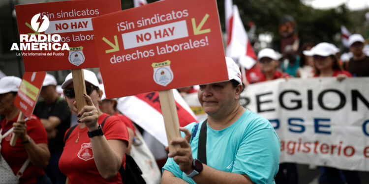 Marcha de trabajadores defiende jornada de 8 horas y exige salarios dignos en Costa Rica