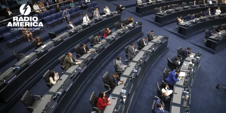 Reforma constitucional en El Salvador cambia ente electoral, sin cuota para la oposición