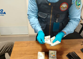 Agentes antidrogas requieren a pasajero y decomisan más de 11 mil dólares en Aeropuerto de Palmerola