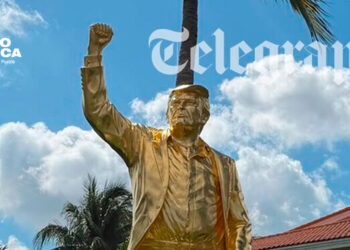 Inauguran una estatua dorada de Trump de 4,5 metros de alto en su club de golf en Florida