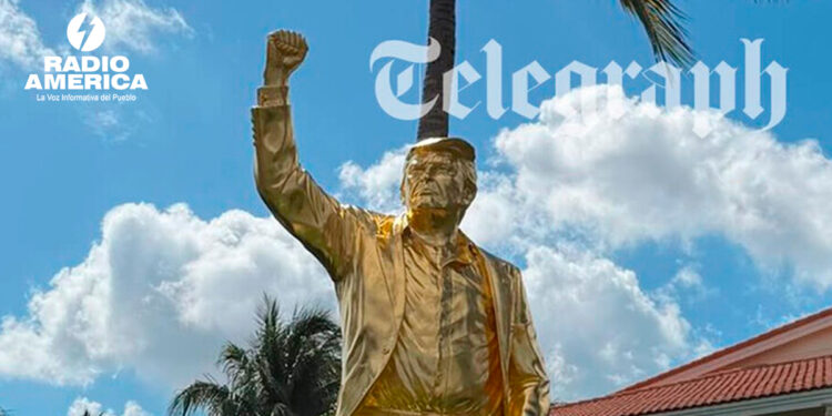 Inauguran una estatua dorada de Trump de 4,5 metros de alto en su club de golf en Florida