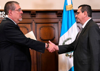 Presidente de Guatemala juramenta al nuevo fiscal general antes del inicio de su mandato