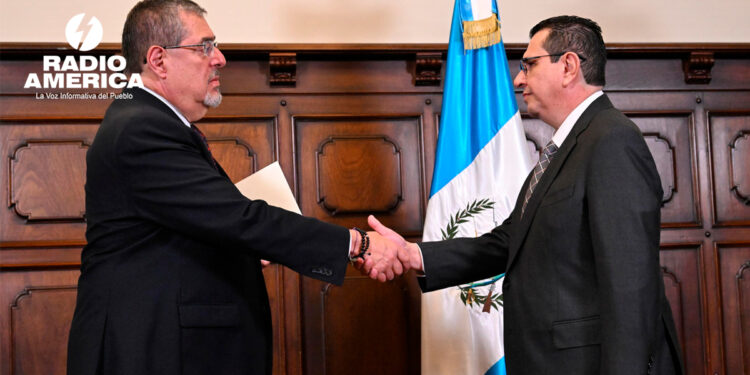 Presidente de Guatemala juramenta al nuevo fiscal general antes del inicio de su mandato