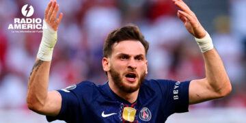 Kvaratskhelia, mejor jugador de la temporada, y Güler, revelación de la Champions 2025/26
