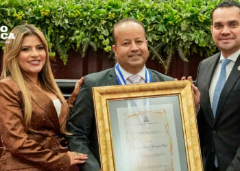 Congreso Nacional entrega pergamino especial y medalla a Lesman Morazán por su trayectoria periodística