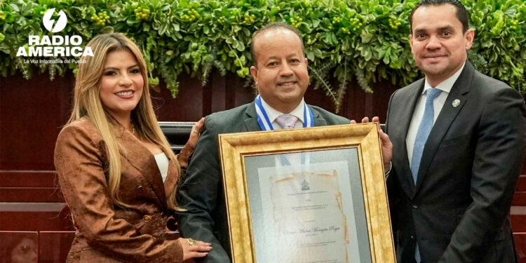 Congreso Nacional entrega pergamino especial y medalla a Lesman Morazán por su trayectoria periodística