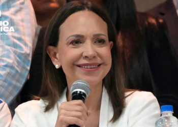 "Delcy Rodríguez se va, eso no está en duda", afirma Machado ante venezolanos en Panamá