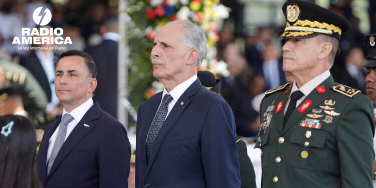 Presidente de Honduras pide Fuerzas Armadas "humanas" y comprometidas con la democracia