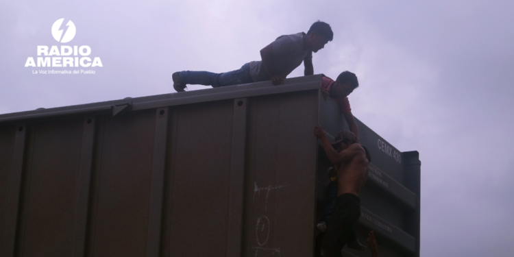 Investigan tráfico humano en muerte de 7 migrantes en tren en EE. UU.