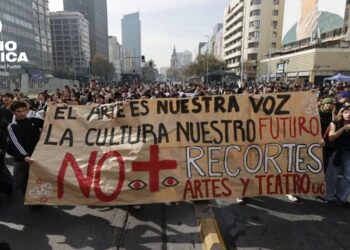 Estudiantes chilenos protestan contra el alza del coste de la vida y los recortes de Kast