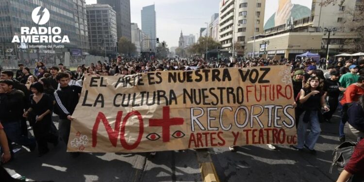 Estudiantes chilenos protestan contra el alza del coste de la vida y los recortes de Kast