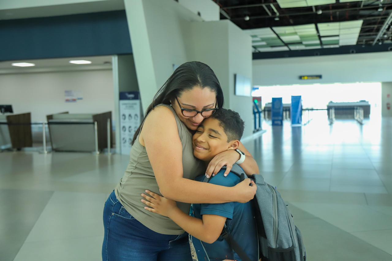 Enoc Mejía, acompañado por su madre Lissa Mejía, partió  a Kennedy Space Center de la NASA