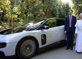 El papa León XIV se sienta al volante del primer Ferrari eléctrico