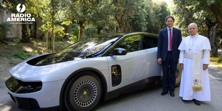 El papa León XIV se sienta al volante del primer Ferrari eléctrico