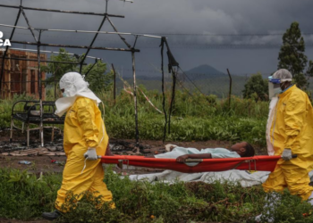 Voluntarios de la Cruz Roja reciben formación para luchar contra el ébola en el terreno