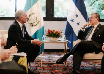 Presidente de Guatemala busca fortalecer seguridad y comercio con Honduras y Chile