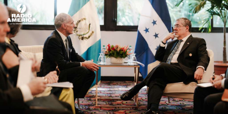 Presidente de Guatemala busca fortalecer seguridad y comercio con Honduras y Chile