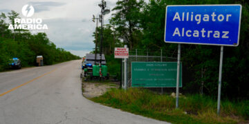ICE traslada a inmigrantes de 'Alligator Alcatraz' ante el riesgo de huracanes en EE.UU.
