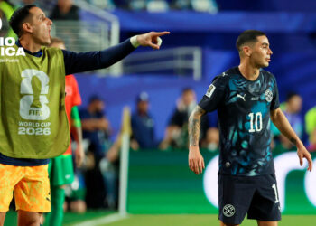 El paraguayo Almirón, primer expulsado del Mundial por taparse la boca al hablar con rival