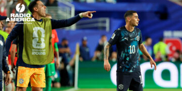 El paraguayo Almirón, primer expulsado del Mundial por taparse la boca al hablar con rival
