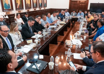 Inician en el Nacional las mesas de trabajo para regularizar taxis de plataforma digital
