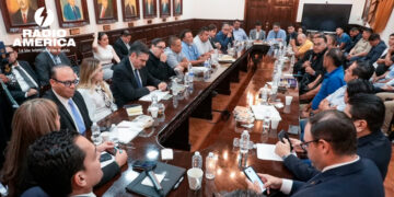 Inician en el Nacional las mesas de trabajo para regularizar taxis de plataforma digital