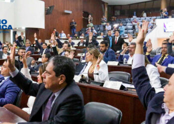 Congreso nombra autoridades interinas en CNE y TJE y concede licencias a consejeras Paola Hall y Cossette López
