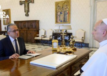 León XIV y el director de la UNESCO abordan en el Vaticano los desafíos de la IA