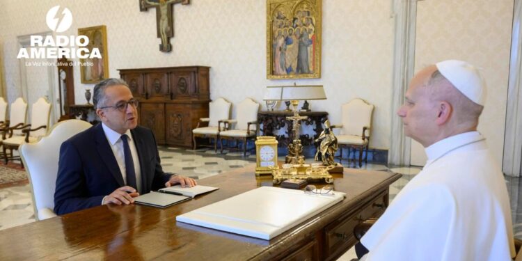 León XIV y el director de la UNESCO abordan en el Vaticano los desafíos de la IA