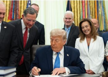 Trump firma la ley que destina 70.000 millones de dólares al control de la inmigración