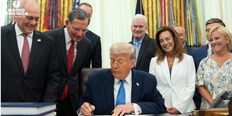 Trump firma la ley que destina 70.000 millones de dólares al control de la inmigración