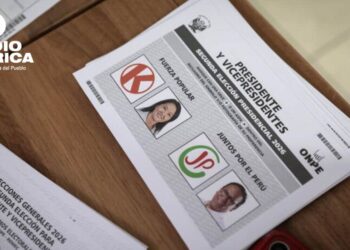 Peruanos esperan el fin de la revisión de actas observadas con leve ventaja de Fujimori