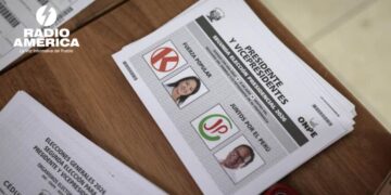 Peruanos esperan el fin de la revisión de actas observadas con leve ventaja de Fujimori