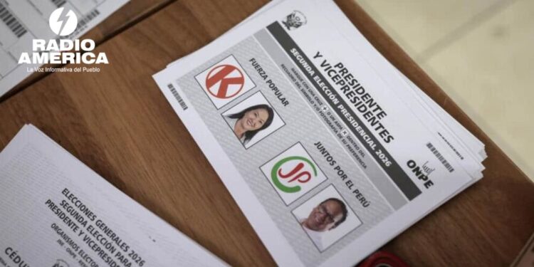 Peruanos esperan el fin de la revisión de actas observadas con leve ventaja de Fujimori