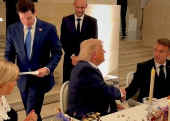 Trump firma el acuerdo de entendimiento con Irán durante su vista a Versalles