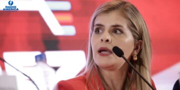 Evacuan a la presidenta de Costa Rica de una gira de campo tras escucharse una explosión