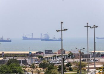 Irán anuncia el cierre del estrecho de Ormuz por los ataques de Israel en sur del Líbano