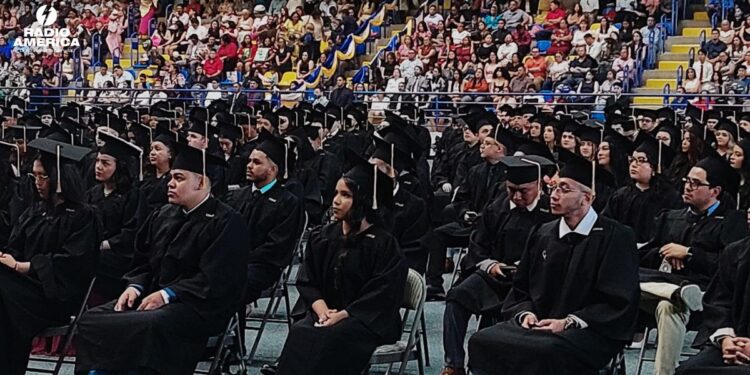 La UNAH gradúa 1,054 nuevos profesionales