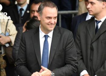 Adorni, jefe de Gabinete de Milei, renuncia tras meses de escándalos de corrupción